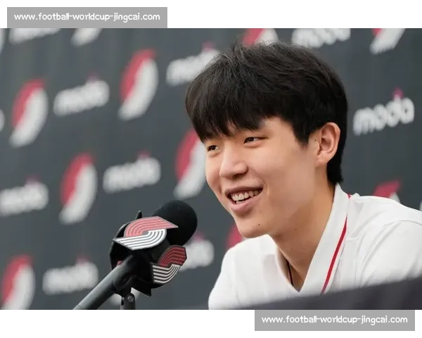 杨瀚森选秀西装暗藏甜蜜密码！疑似女友曝光，青梅竹马清纯般配