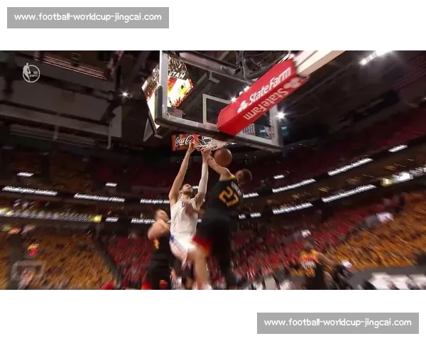 力劈华山！史密斯隔人补扣领衔总决赛十佳球